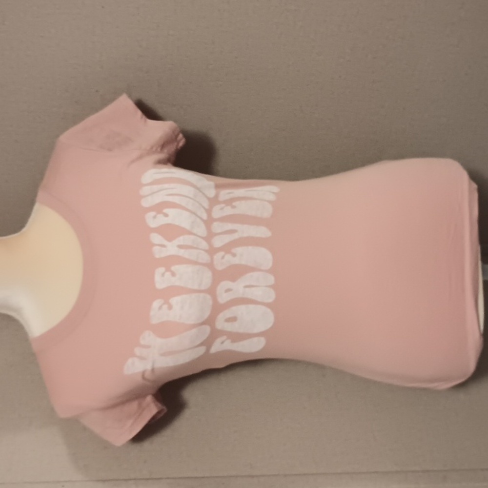 5/$20 Small Wound Up light pink shirt says Weekend Forever
